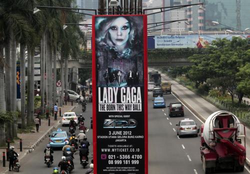 １５日、インドネシア・ジャカルタで、コンサートが中止になる可能性が高まっている米国の人気女性歌手レディー・ガガの看板