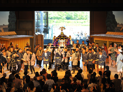 平成中村座の舞台に登場した三社祭の神輿