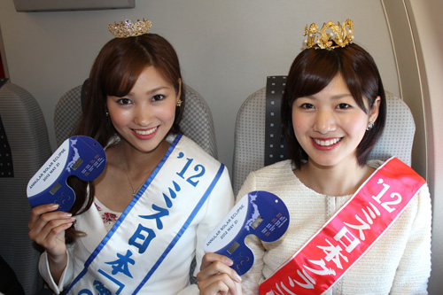 ＪＡＬ２４９（ニッショク）便で金環日食フライトを体験したミス日本グランプリの新井貴子さん（右）と同「海の日」の増田麻美さん