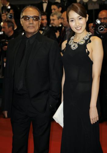 第65回カンヌ国際映画祭で、公式上映前に赤じゅうたんを歩くキアロスタミ監督（左）と高梨臨