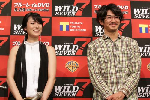 ブルーレイ＆ＤＶＤ「ワイルド７」発売記念イベントで笑顔を見せる瑛太（右）と深田恭子