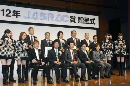 日本音楽著作権協会から賞を贈られた秋元康さん（前列右から２人目）ら