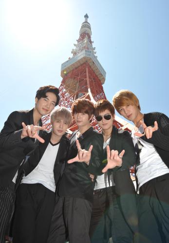 東京タワーで新曲発売イベントを行った韓国男性グループ「超新星」。左から、ゴニル、ジヒョク、ソンジェ、グァンス、ソンモ