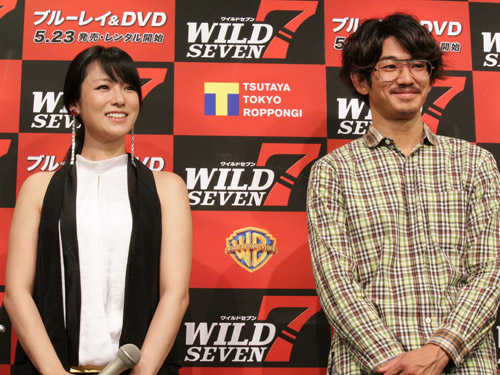 ブルーレイ＆ＤＶＤ「ワイルド７」発売記念イベントで笑顔を見せる瑛太（右）と深田恭子