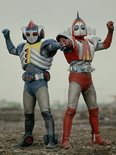 元祖「宇宙鉄人キョーダイン」の兄スカイゼル（右）と弟グランゼル