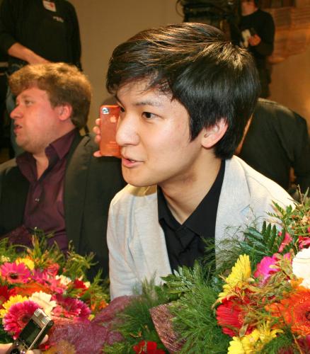 エリザベート王妃国際音楽コンクールのバイオリン部門で２位に入賞し、記者の質問に答える成田達輝さん