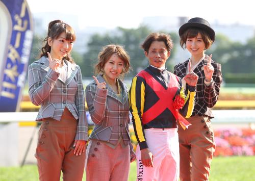 日本ダービー表彰式を終えポーズを決める高城亜樹、高橋みなみ、岩田騎手、篠田麻里子（左から）　