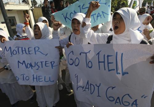 インドネシアでガガの公演中止を訴えるイスラム教徒ら