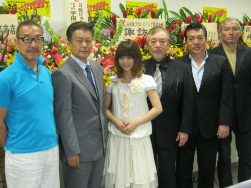 映画 とびだせ新選組 の制作発表に出席した新垣里沙 左から３番目 左から 野伏翔監督 小野寺昭 新垣 横内正 大門正明 永澤俊矢 スポニチ Sponichi Annex 芸能