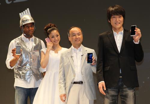ソフトバンクの新商品を手に笑顔の（左から）ダンテ・カーヴァー、上戸彩、孫正義社長、千原ジュニア