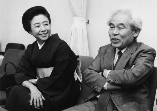 １９８８年１２月、乙羽信子さん（左）と談笑する新藤兼人監督