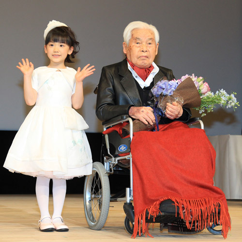 ２月のブルーリボン賞授賞式で芦田愛菜と奇跡の９２歳差ツーショットを披露した新藤監督