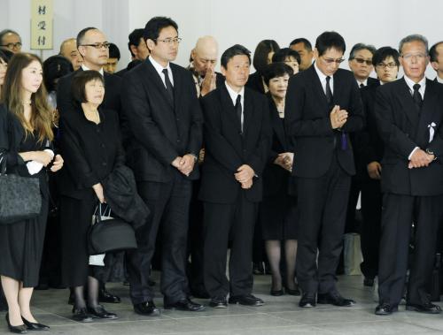 新藤兼人監督の葬儀・告別式で、出棺を見送る俳優の大杉漣（右から２人目）ら参列者
