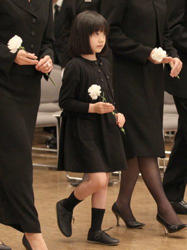 新藤兼人監督の告別式で白いカーネーションを献花する芦田愛菜