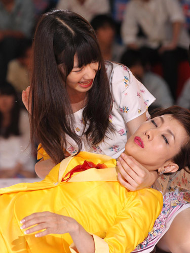 フレンチ・キス新曲ミュージックビデオの撮影で、狙撃されて倒れた母親役の戸田恵子を抱え上げる娘役の柏木由紀