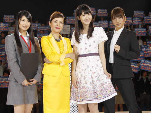 フレンチ・キス新曲ミュージックビデオに出演する（左から）の倉持明日香、戸田恵子、柏木由紀、高城亜樹