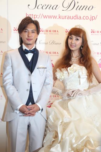 「Ｓｃｅｎａ’Ｄｕｎｏ（シェーナ・ドゥーノ）ドレス＆和装」新作発表会イベントに登場した塚本高史（左）と神田うの