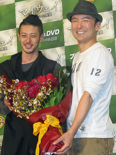 オダギリジョー（左）から花束を贈られ、笑顔の山本太郎