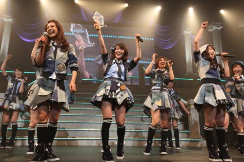 地元・栃木での凱旋公演でファンの声援に応える大島優子（左から２人目）