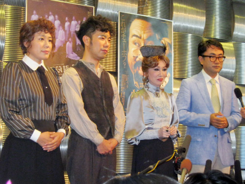 舞台「三谷版　桜の園」公開舞台稽古に出席した（左から）青木さやか、藤井隆、浅丘ルリ子、三谷幸喜