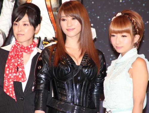 「仮面ライダーフォーゼ」と「特命戦隊ゴーバスターズ」の製作会見に出席した（左から）木下あゆ美、原幹恵、辻希美