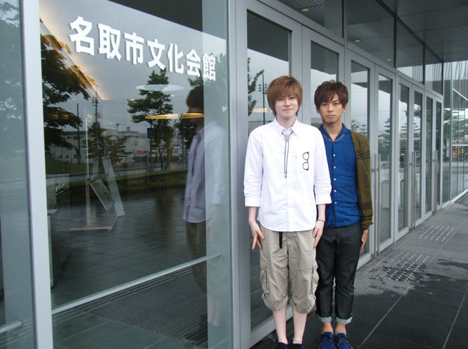 名取市文化会館を訪れた木村敦（左）と平牧仁