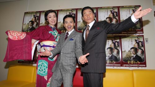 初日の舞台を終え、ポーズをとる（左から）アジアン・隅田、中川晃教、間寛平