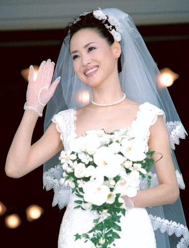 １９９８年、６歳年下の歯科医との挙式を終え、報道陣にウエディングドレス姿を披露した松田聖子