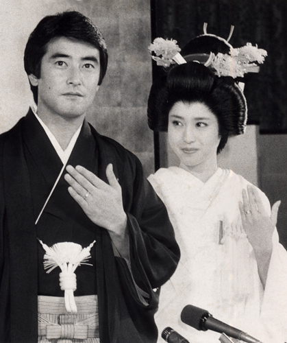 １９８５年６月、披露宴で結婚指輪を披露する神田正輝と松田聖子