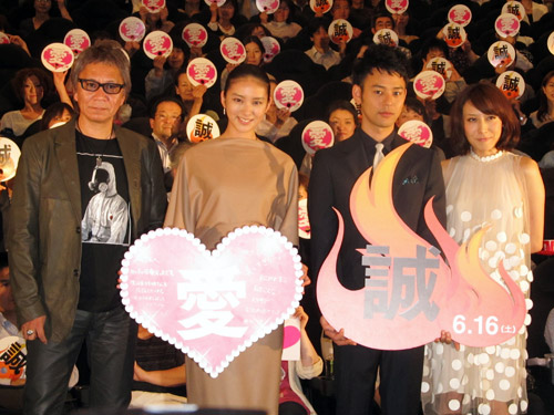 「愛と誠」試写会に出席した（左から）三池崇史監督、武井咲、妻夫木聡、一青窈