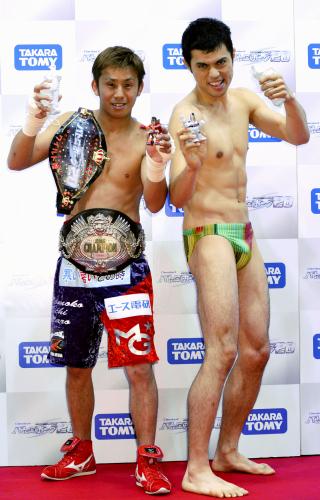 「バトロボーグ20」の発表会に登場したボクシングの粉川拓也選手（左）と小島よしお