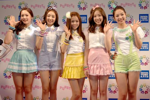 デビュー曲「チェキ☆ラブ」を初披露した、ＫＡＲＡの妹分ユニット「ＰＵＲＥＴＴＹ」。（左から）ジェウン、シユン、ヘイン、チェギョン、ソミン。