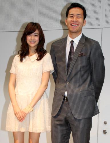 ＜「サムライＤａｙ、欧州Ｄａｙｓ」出版記念イベント＞モデル山本美月（左）とサッカー日本代表ＤＦ吉田麻也