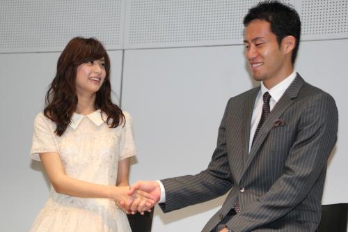 ＜「サムライＤａｙ、欧州Ｄａｙｓ」出版記念イベント＞山本美月（左）との握手に照れるサッカー日本代表ＤＦ吉田麻也