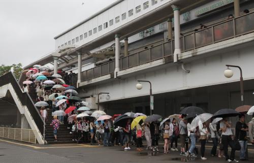 【画像・写真】ＧＬＡＹ　雨の神戸ゲリラライブに７０００人