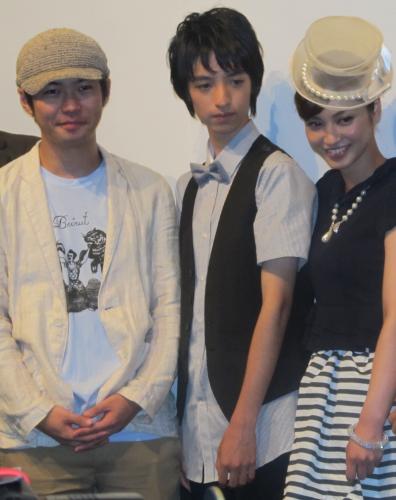映画「からっぽ」初日舞台あいさつに出席した（左から）草野翔吾監督、清水尚弥、平愛梨