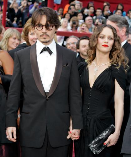 ２００９年にアカデミー賞会場に姿を見せたジョニー・デップとバネッサ・パラディ