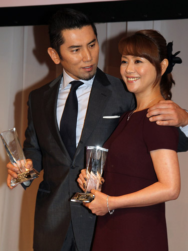 放送文化基金賞贈呈式でテレビドラマ番組の演技賞を受賞した本木雅弘と小泉今日子は、トロフィーを手に笑顔を見せる