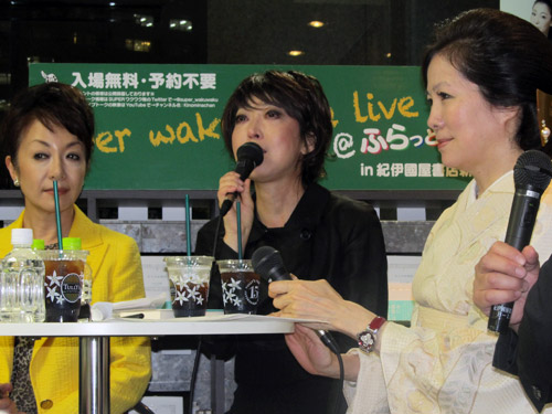 トークショーを行った（左から）南美希子アナ、さかもと未明さん、由美ママ