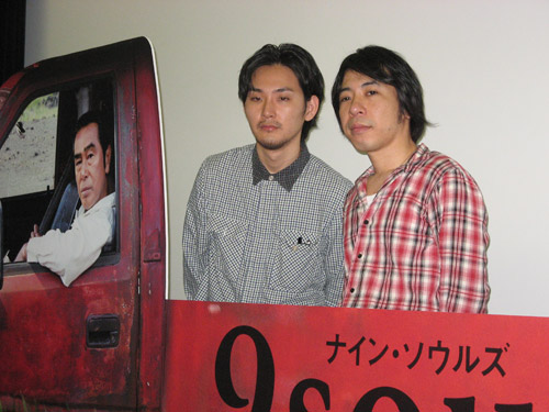 映画「９ｓｏｕｌｓ」の初日舞台あいさつを行った松田龍平（左）と豊田利晃監督