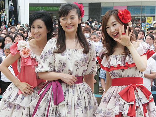 「Ｂｌｏｏｍｉｎｇ　Ｇｉｒｌｓ」の新曲発売イベントに出席した（左から）西村知美、南野陽子、森口博子