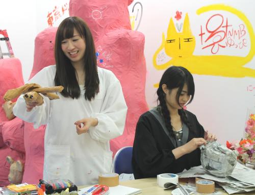 ＡＫＢ４８美術部展覧会でオブジェの製作を進めた片山陽加（左）と前田亜美。片山は「出来た！トンボ」と来場者に見せる