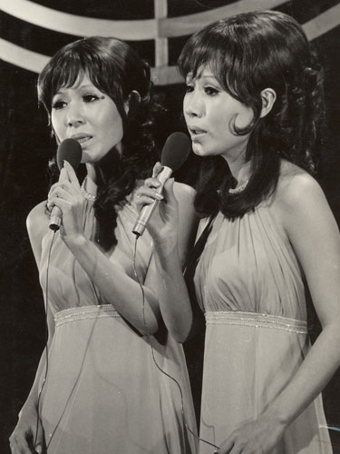 １９７１年３月、テレビ王国に出演の双子歌手のザ・ピーナッツ。姉・エミさん（左）と妹・ユミさん