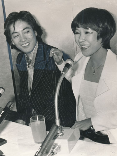 １９７５年婚約発表時の沢田研二（左）と伊藤エミさん