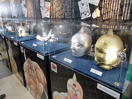 通天閣に「キン肉マンミュージアム」がオープンし、漫画に登場する黄金のマスクなどが展示された