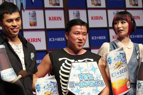 「キリン　アイスプラスビール」新商品発表会で報道陣の質問に答える（左から）小島よしお、スギちゃん、鳥居みゆき