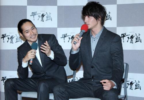 一騎打ちのシーンについて語り合う松山ケンイチ（左）と玉木宏