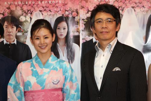 映画「スープ～生まれ変わりの物語～」初日舞台あいさつに出席した小西真奈美（左）と生瀬勝久