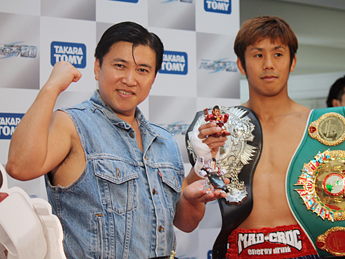 イベントに出席したスギちゃんとボクシング日本フライ級王者の粉川