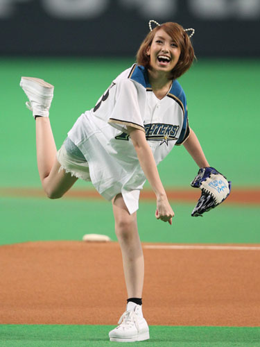 【画像・写真】南明奈、ノーバン始球式「次はマウンドから届くように…」